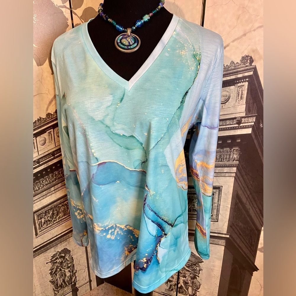 NWT beautiful top by Exclusive in size large